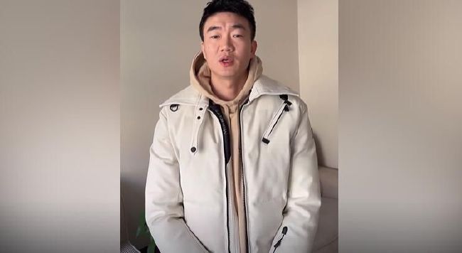 扒开她的内裤把她摸出水软件
