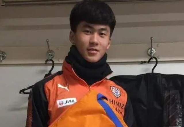 美女撒尿脱裤子全过程
